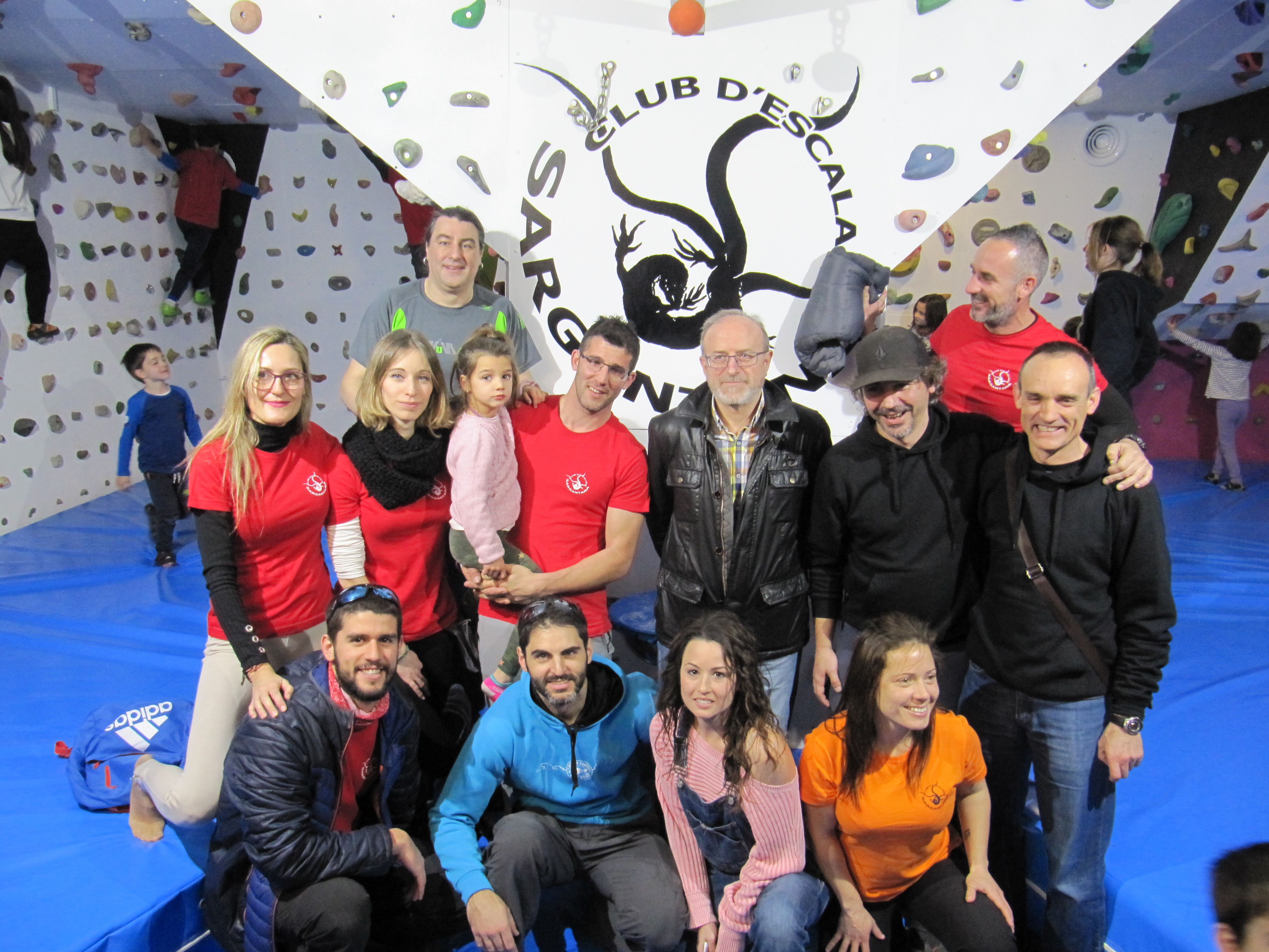 Se inauguran dos instalaciones de escalada en el polideportivo municipal