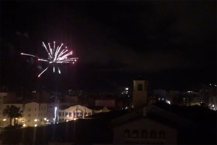 Diez castillos de fuegos artificiales iluminaron el municipio el pasado 19 de marzo como gesto de apoyo al sector fallero