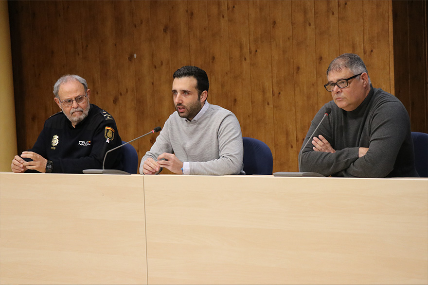 El Centro Cívico acoge una charla sobre consejos de seguridad para personas mayores 