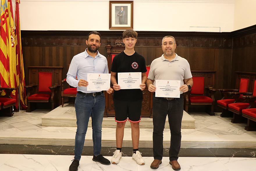 Renzo Sierra recibe un homenaje municipal por ganar tres medallas en el Campeonato de España Pool de Billar sub-17