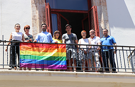 La bandera LGTBI ondea en el Ayuntamiento de Sagunto 