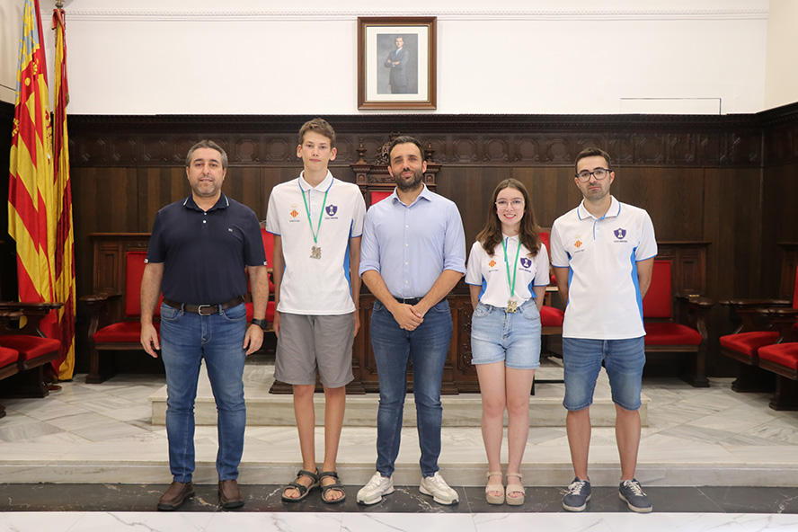 Leyre Roldán y Mikhail Sheinkman reciben un reconocimiento municipal por el Campeonato de España Escolar de Ajedrez de Selecciones Autonómicas