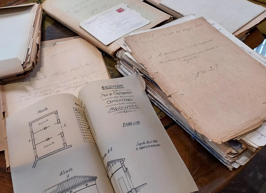 El Ayuntamiento recibe la donación de unas carpetas con documentación histórica sobre el municipio pertenecientes al arquitecto Ángel Romaní