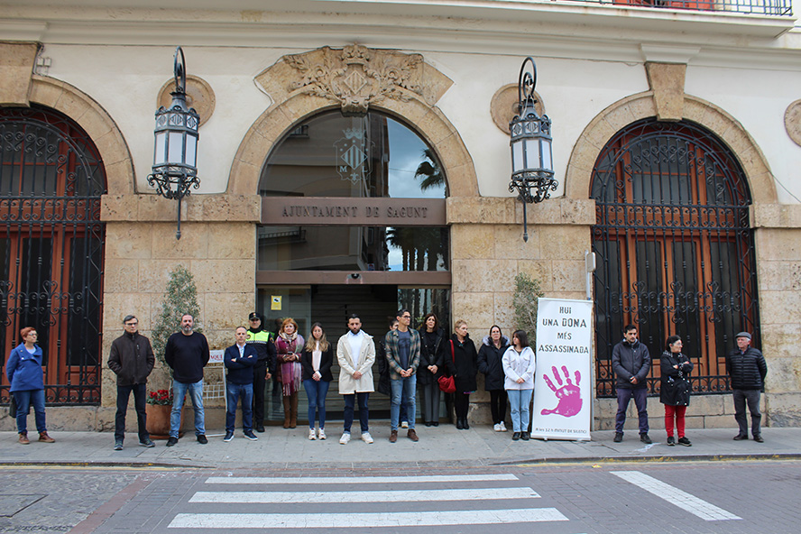 Sagunto guarda un minuto de silencio en señal de condena y repulsa por los presuntos asesinatos machistas en Ciudad Real y Girona