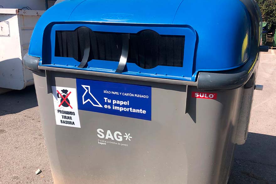 La SAG coloca vinilos en los contenedores para recordar cómo reciclar de manera correcta