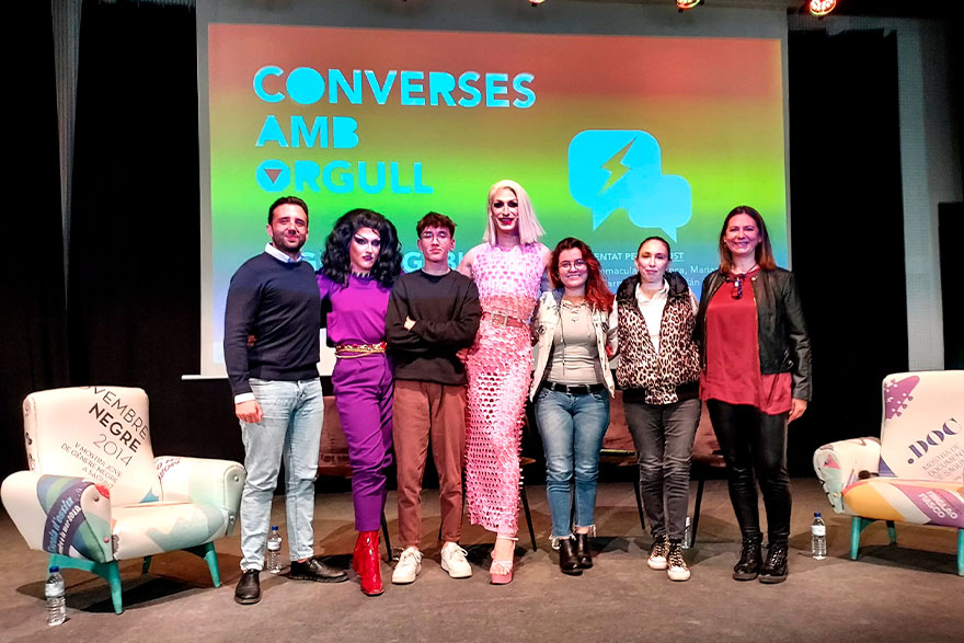 El ciclo de charlas 'Converses amb orgull' presenta voces de personas del colectivo LGTBI que relatan sus realidades y experiencias vitales