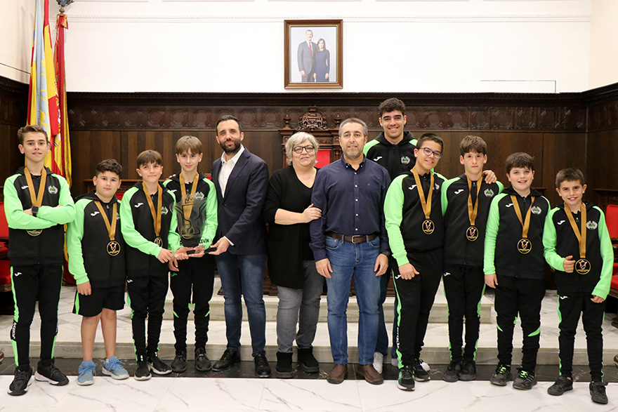 El equipo alevín del Club de Patinaje Alas de Sagunto recibe un homenaje municipal por ganar la Minicopa de hockey en línea