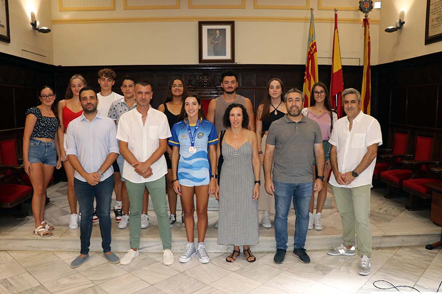 El Ayuntamiento de Sagunto recibe a la nadadora María Vicente