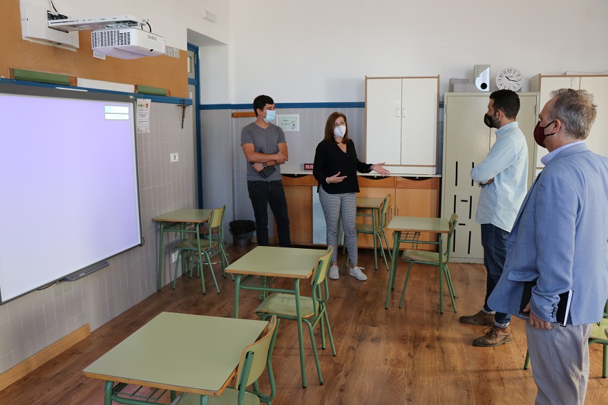 El alcalde de Sagunto y los delegados de la SAG y de Educación visitan colegios para comprobar los trabajos del Plan de Empleo de la SAG