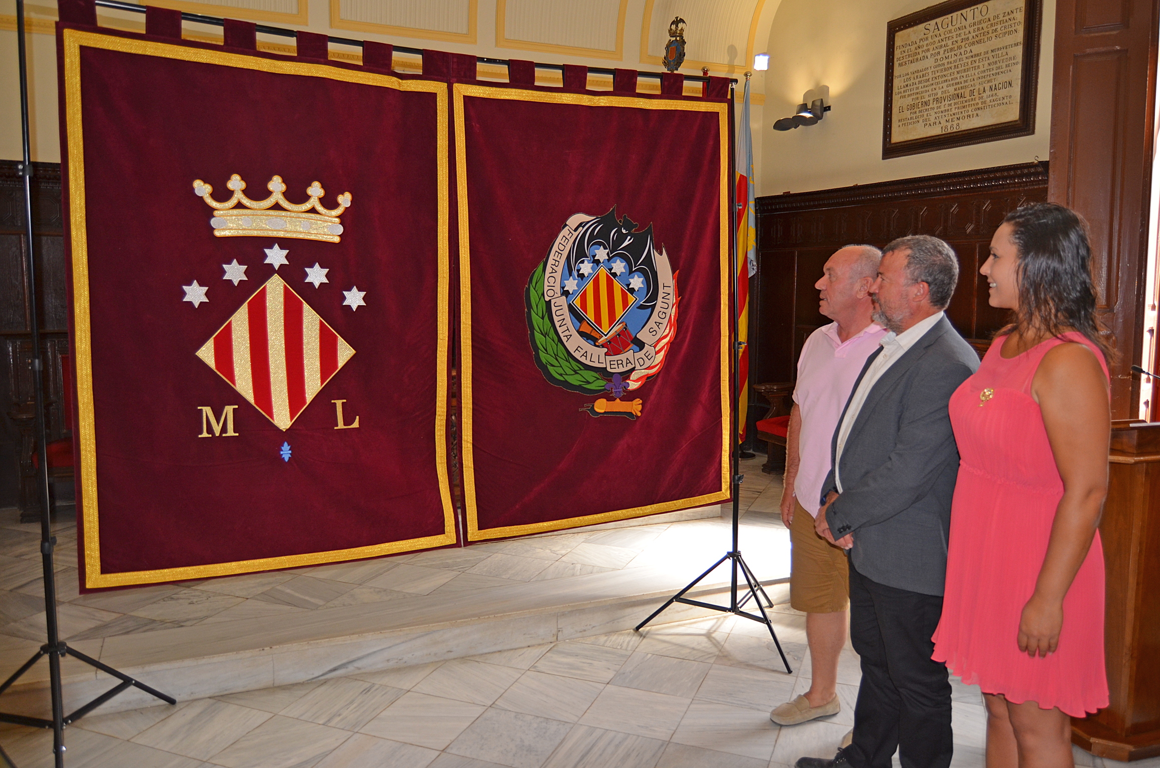 El alcalde de Sagunto entrega los escudos del Ayuntamiento y la Federación Junta Fallera que lucirán en la exaltación