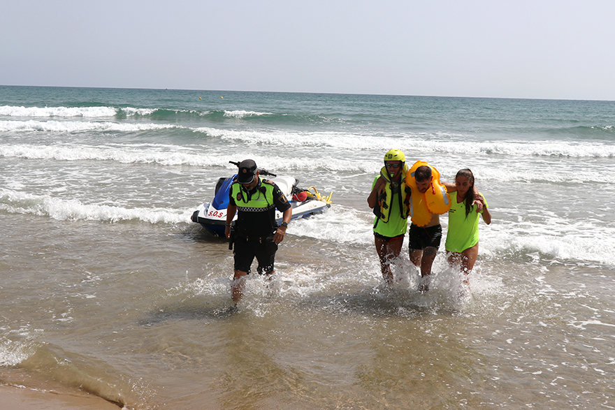 El servicio de socorrismo y la Policía Local de playas realizan un simulacro de salvamento en la playa de Puerto de Sagunto