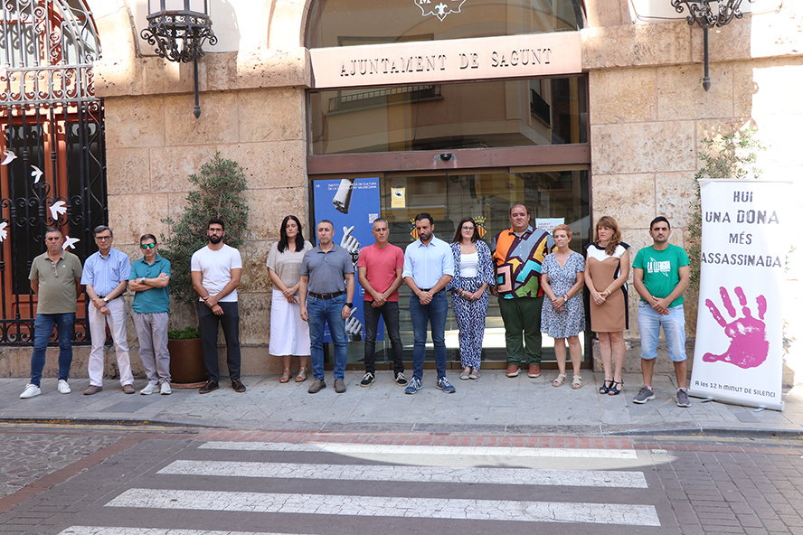 Silencio a las puertas de los edificios municipales por los presuntos asesinatos machistas perpetrados en Murcia y Llanes (Asturias)