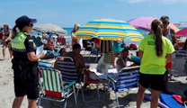 La Policia Local i el servei de socorrisme inicien una campanya informativa sobre l'ordenança de platges