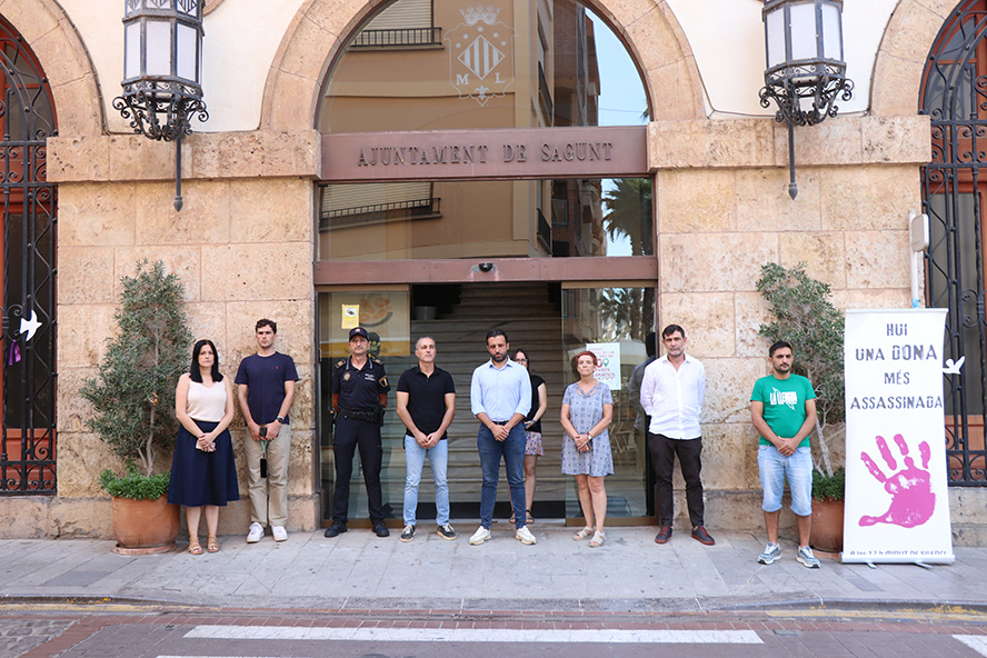Silencio a las puertas de los edificios municipales por el presunto asesinato machista perpetrado en Murcia