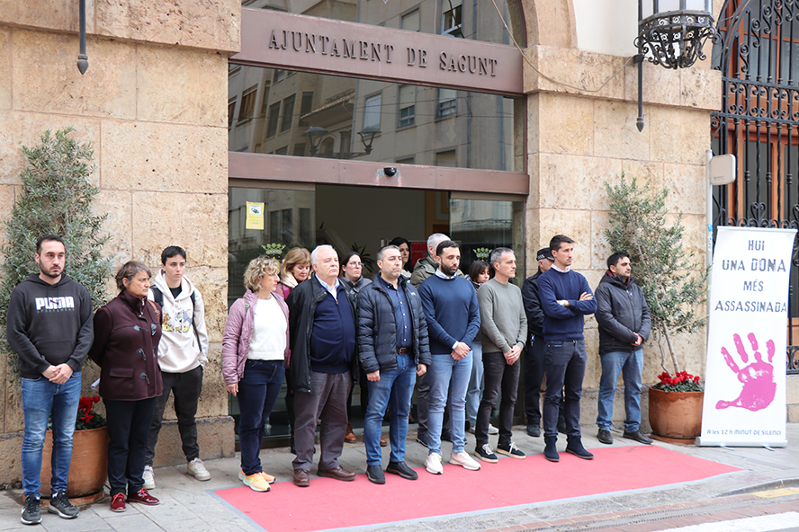 Silencio a las puertas de los edificios municipales por el presunto asesinato machista perpetrado en Málaga