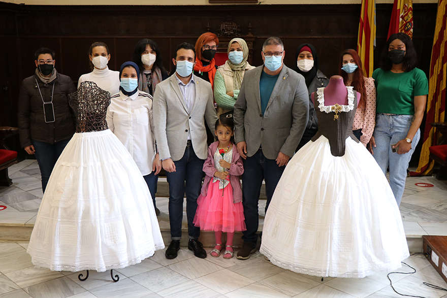 Las mujeres del taller 'El arte de aprender' confeccionan las enaguas bordadas para las falleras mayores de Sagunto y el Camp de Morvedre