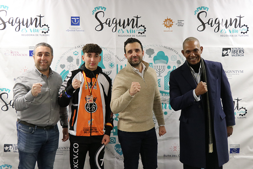 El boxeador Mounir Ait Ahmed recibe el reconocimiento del Ayuntamiento de Sagunto
