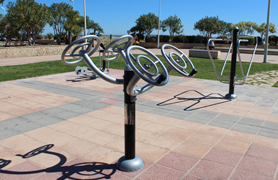 Mantenimiento instala dos nuevos espacios de juegos saludables en el paseo marítimo