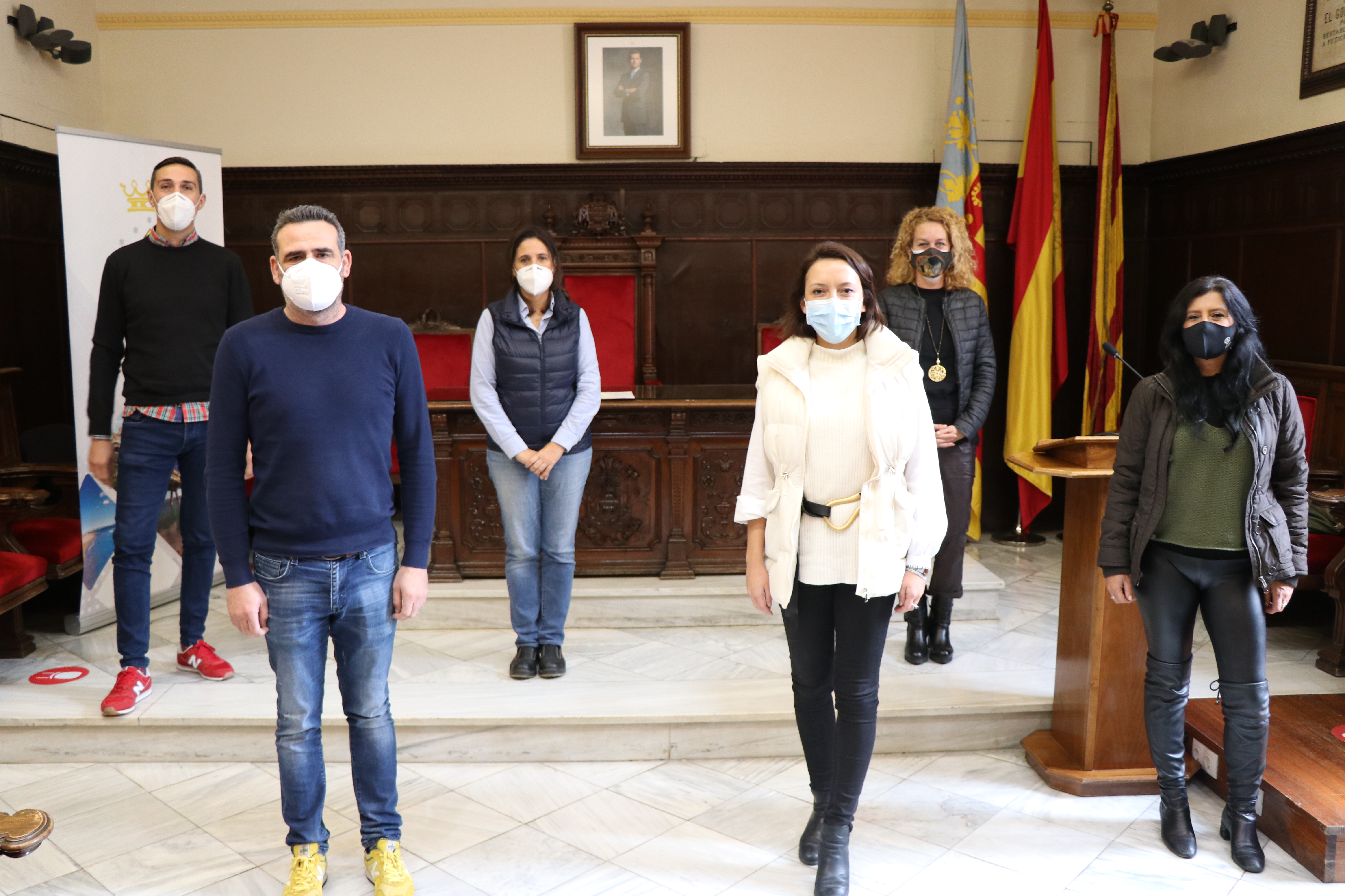 La empresa AGC adquiere 180 tarjetas regalo para repartir a su plantilla que podrá canjearlas en comercios, hostelería y mercados municipales