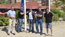 El alcalde de Sagunto y el edil de Playas izan la bandera azul de la playa de Puerto de Sagunto