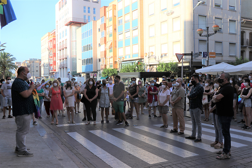 El Ayuntamiento de Sagunto participa en la concentración en repulsa contra el presunto asesinato del joven coruñés Samuel