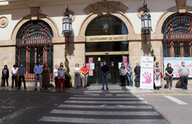 Sagunto guarda un minuto de silencio en señal de condena y repulsa por los presuntos asesinatos machistas ocurridos en Jaén
