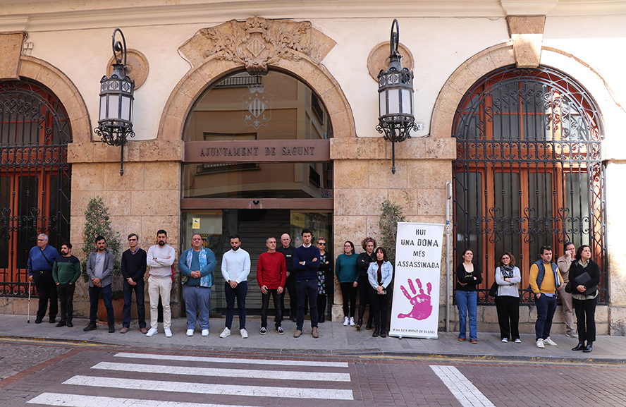 Sagunto guarda un minuto de silencio en señal de condena y repulsa por el presunto asesinato machista en Amposta