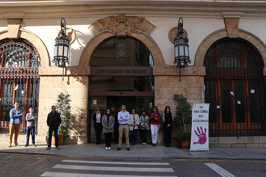 Silencio a las puertas de los edificios municipales por los presuntos asesinatos machistas perpetrados en Barcelona y Madrid