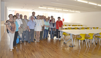 L'alcalde de l'Ajuntament de Sagunt i la delegada del Major expliquen a les associacions de persones majors els usos de les noves sales del Centre Cultural Mario Monreal