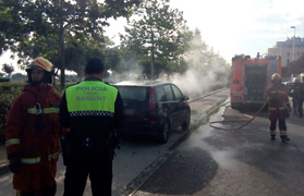 Un vehículo resulta calcinado en la avenida Palmosa de Sagunto