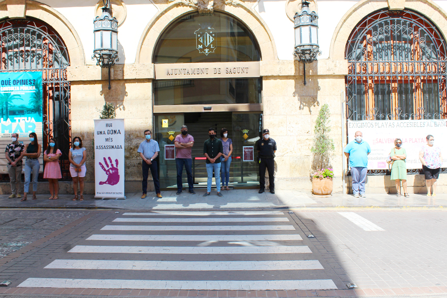 Sagunto guarda un minuto de silencio en señal de condena y repulsa por el presunto asesinato machista perpetrado en Almería