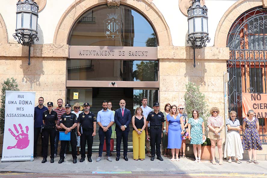 Sagunto guarda un minuto de silencio por los presuntos asesinatos machistas ocurridos en Buñol, Salou, Madrid, Sabadell y Alicante