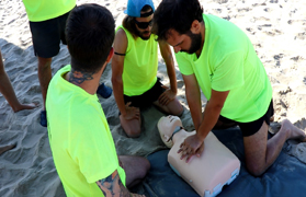 El personal de Socorrismo y la Policía de Playas asisten al curso de socorrista Bandera Azul