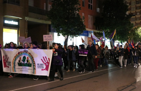 Centenares de personas participan en la manifestación contra la violencia machista en Sagunto