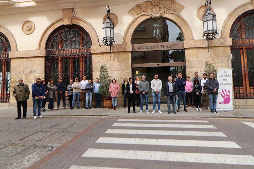 Sagunto guarda un minuto de silencio en señal de condena y repulsa por los presuntos asesinatos machistas en Almería, Málaga y A Coruña