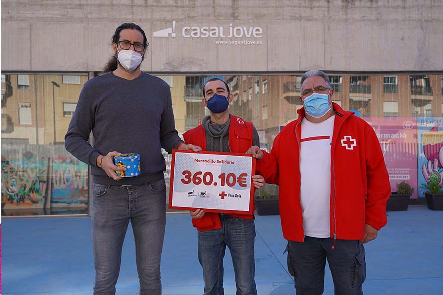 El departamento de Juventud entrega a Cruz Roja el cheque con la recaudación del dinero del mercado navideño  