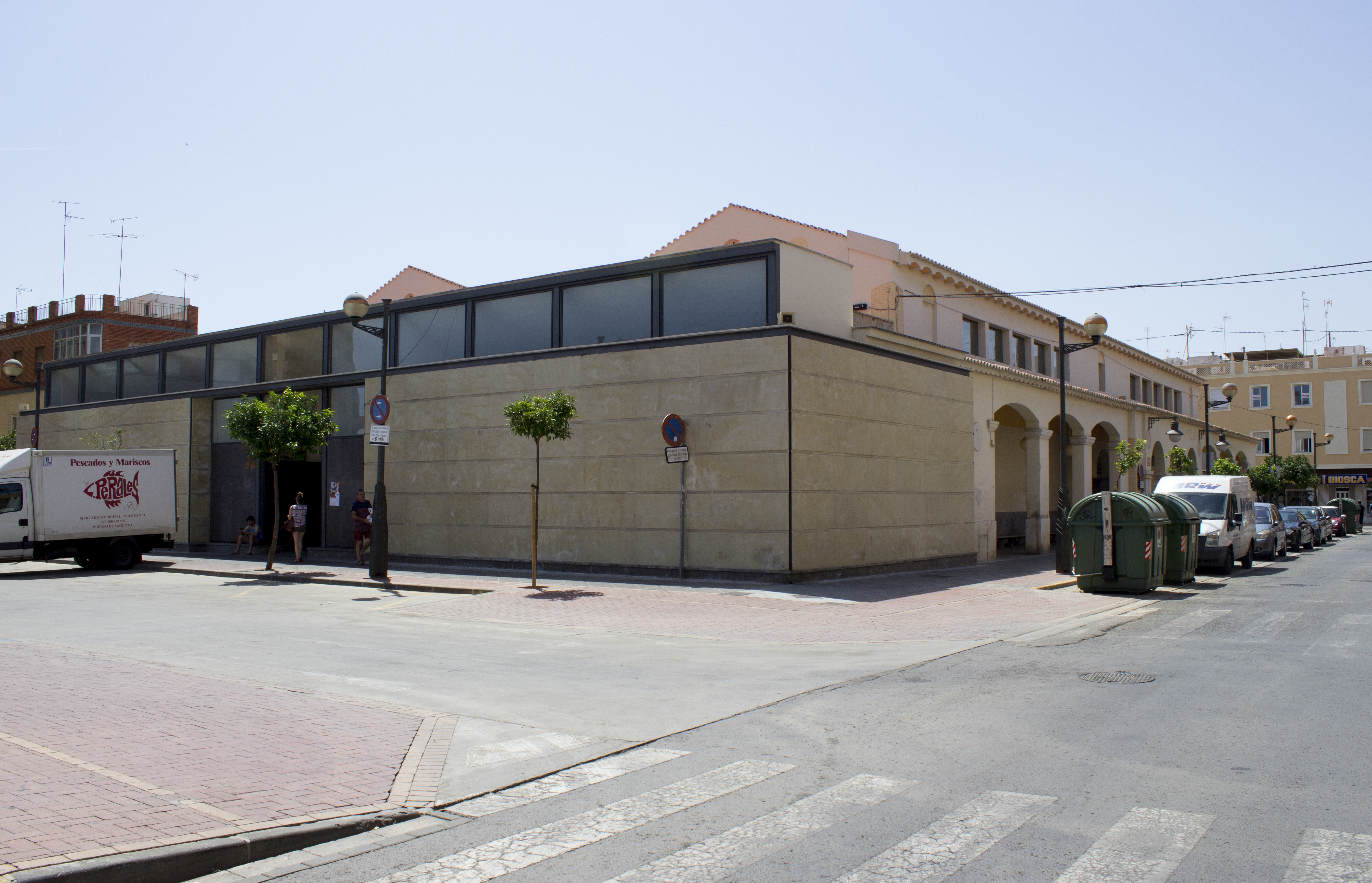 Sagunto subastará la concesión de 33 puestos de los mercados municipales 