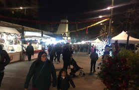 La plaza Cronista Chabret acoge el mercado navideño de Sagunto