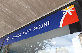 Pese al temporal de viento y lluvia Sagunto se llena de visitantes durante la Semana Santa