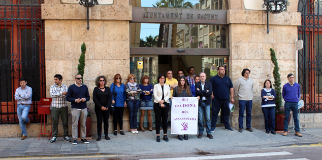 Minuto de silencio por un presunto caso de violencia machista en Almería