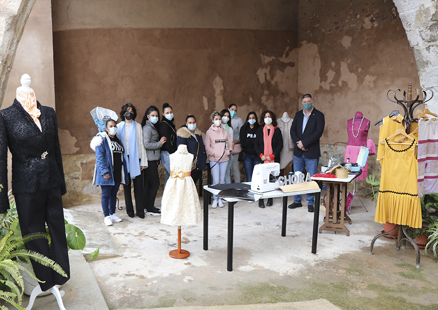 El taller ‘El arte de aprender’ realiza su clausura con una exposición de trajes