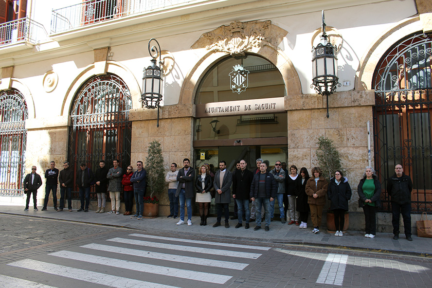 El Ayuntamiento de Sagunto ha guardado un minuto de silencio en memoria de las 193 víctimas del 11M