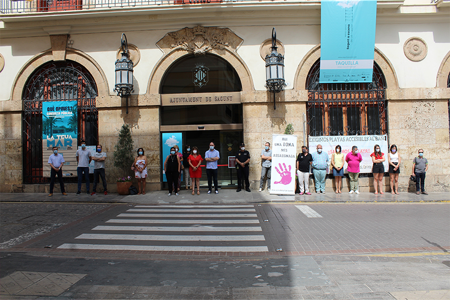 Sagunto guarda un minuto de silencio en señal de condena y repulsa por los presuntos asesinatos machistas perpetrados en Pozuelo de Alarcón y Sabadell 