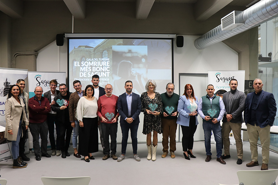 El Ayuntamiento de Sagunto entrega las primeras distinciones a la excelencia turística “La sonrisa más bonita de Sagunto”