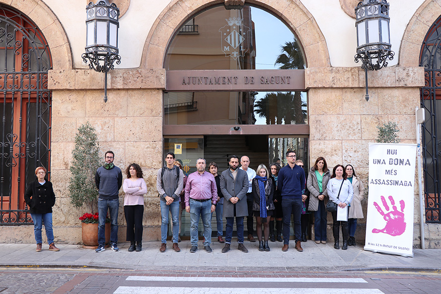 Sagunto guarda un minuto de silencio en señal de condena y repulsa por el presunto asesinato machista en Alfàs del Pi