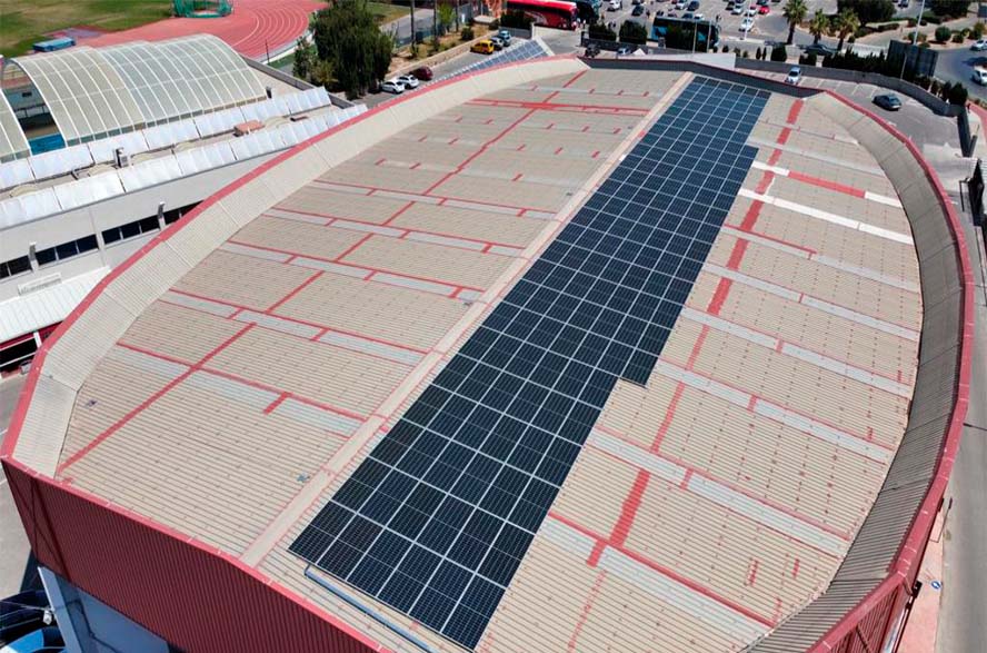 Sagunto instala 200 paneles fotovoltaicos en el pabellón del Polideportivo Municipal