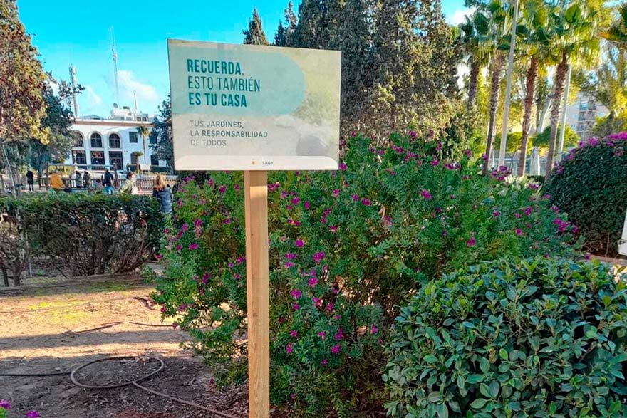 La SAG coloca paneles informativos en distintos jardines de la ciudad para concienciar sobre el respeto de las zonas verdes