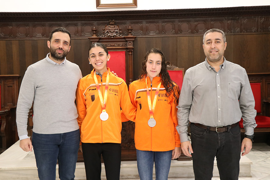 El Ayuntamiento de Sagunto homenajea a las atletas Luna Crispín y Ainhoa Martín  