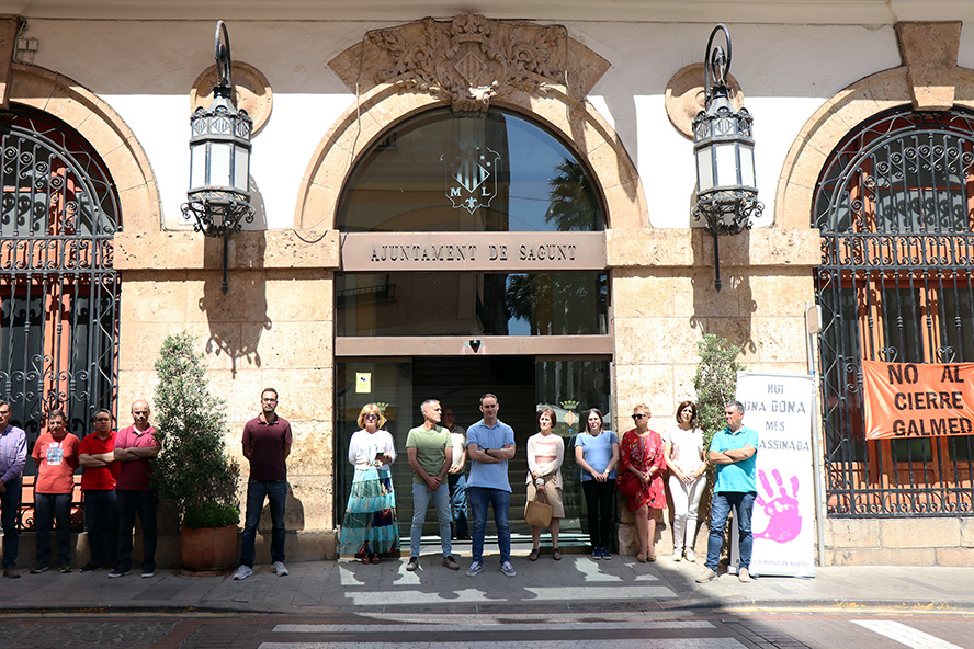 Sagunto guarda un minuto de silencio en señal de condena y repulsa por el presunto asesinato machista en Barcelona