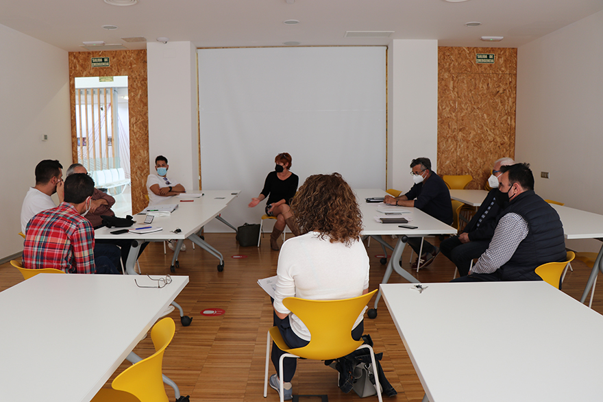 La concejala de Fiestas, Asun Moll, se reúne con los representantes de las Federaciones de Peñas de Sagunto y de Puerto de Sagunto 